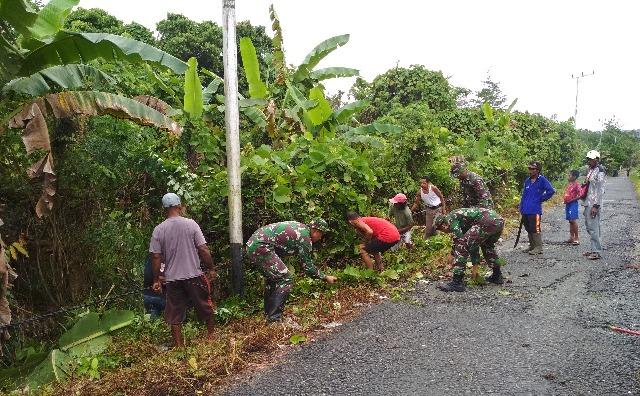 Lestarikan Budaya Gotong Royong, Satgas Pamtas Yonif 121/MK Lakukan 'Jumat Bersih'