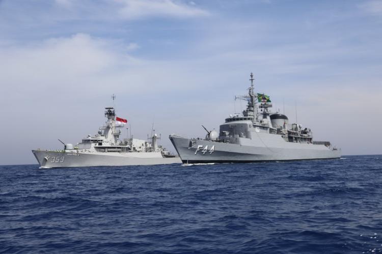 Prajurit Satgas MTF TNI Latihan Mail Bag Transfer di Laut Mediterania