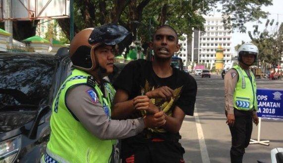 Pinot Telan Serbuk Diduga Sabu dari Gigit Jari Petugas Saat Terjaring Razia di Jalan Imam Bonjol Medan