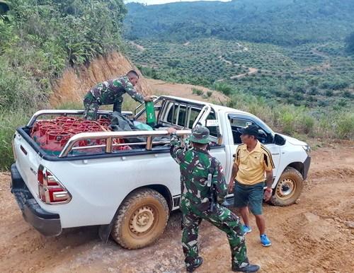 Satgas Pamtas Yonif 123/RW Sita Ratusan Botol Miras Selundupan Asal Malaysia