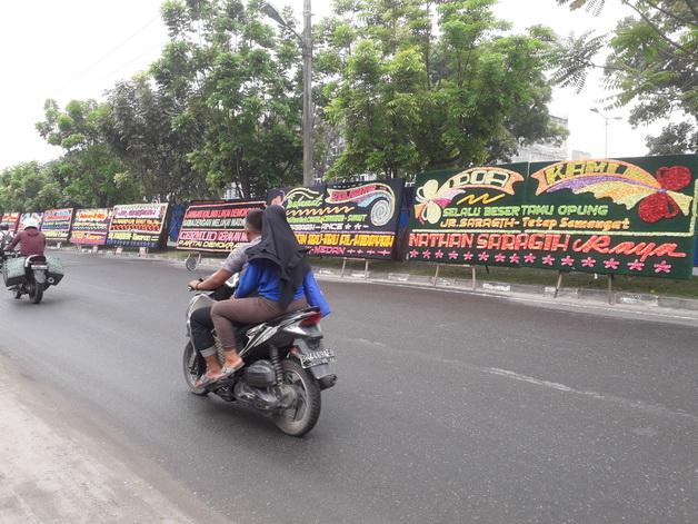 Jelang Putusan PT TUN, Ratusan Karangan Bunga Semangati JR-Ance