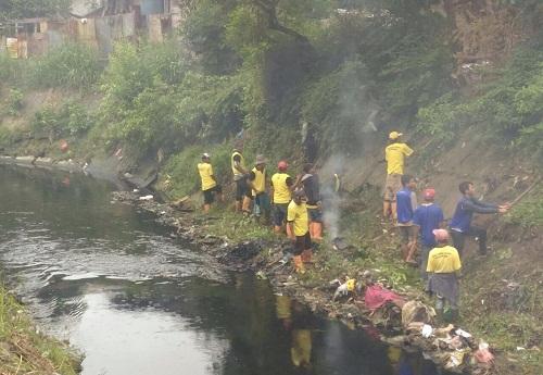 Dinas PU & BWSS II Bersihkan Sungai Putih