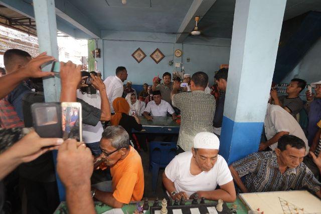 Edy dan Istri Ngopi di Warung Kopi Relawan JR Saragih