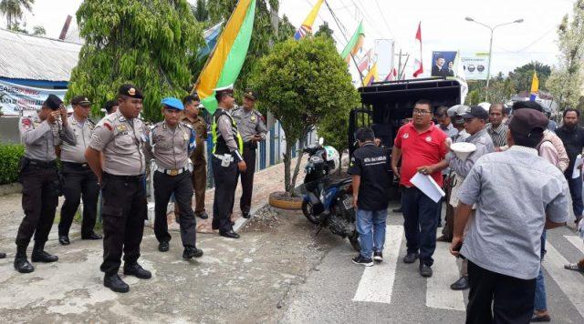 Ratusan Personil Polres Madina Amankan Aksi Demo Terkait Penggunaan Anggaran Dana Desa
