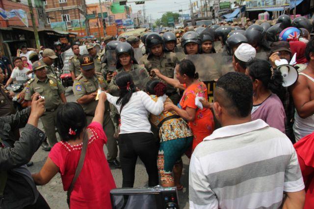 Satpol PP Tertibkan PKL di Sepanjang Jalan Marelan