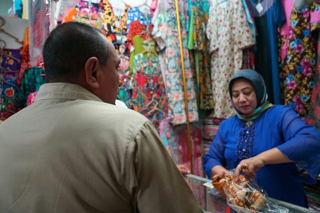 Belanja ke Pasar Titi Kuning, Edy Rahmayadi Beli Daster untuk Istri