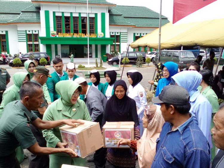 Ketua Persit I/BB dan Dharma Pertiwi A Memberikan Tali Asih kepada Pasien dan Warga Sekitar Rumkit Putri Hijau