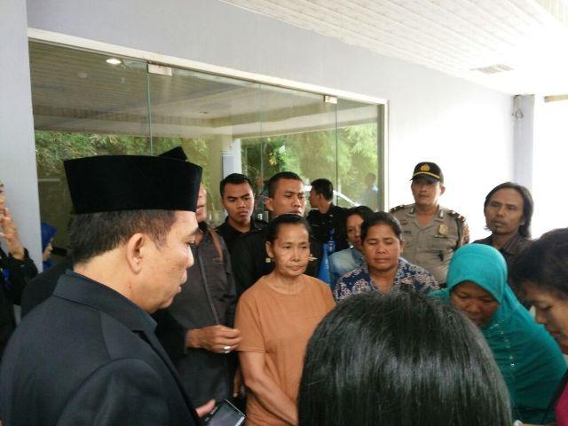 Polsek Medan Baru Amankan Unjukrasa Pedagang Pasar Marelan di Kantor DPRD Medan