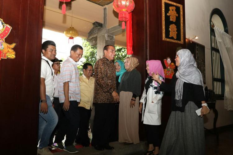 Liburan, Edy Rahmayadi dan Istri Makan Pecal di Rumah Tjong A Fie Bersama Masyarakat
