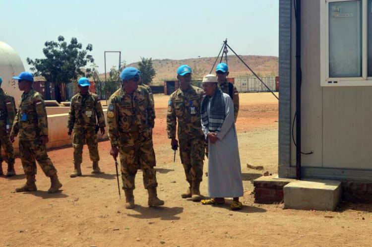 Dansatgas Yonkomposit TNI Mengecek ke Kompi B di Mournei Team Site