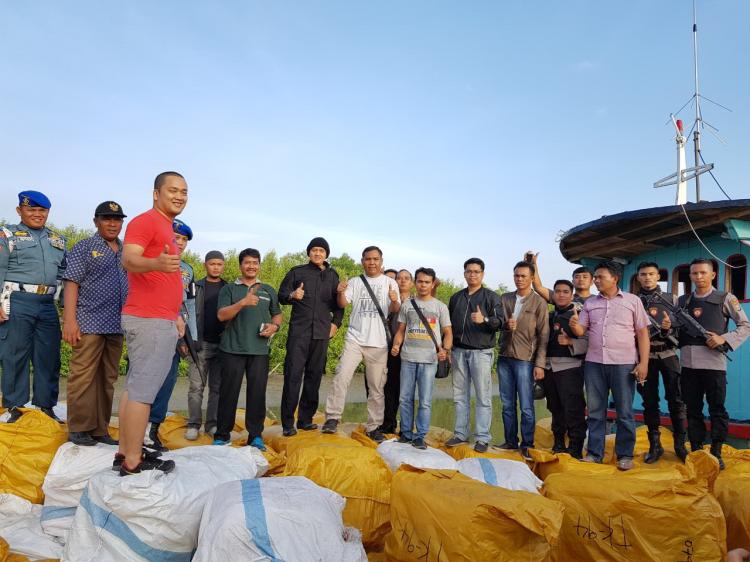 Ditinggal ABK, Tim Gabungan Amankan Ribuan Bal Pakaian Bekas