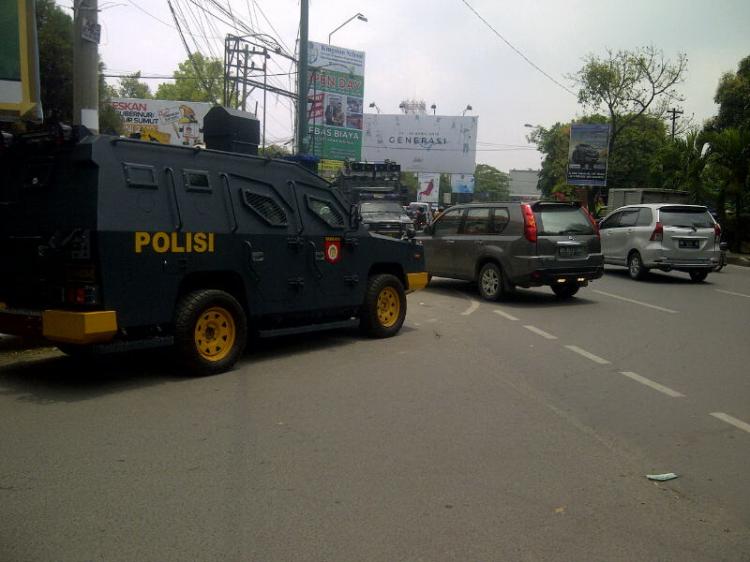 Polda Sumut Kerahkan Kendaraan Tempur di Gedung KPU Sumut