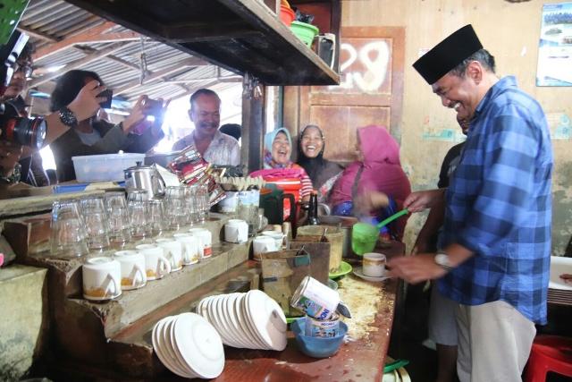 Djarot Telusuri Jalan Belum Beraspal dan Bikin Kopi di Paluta