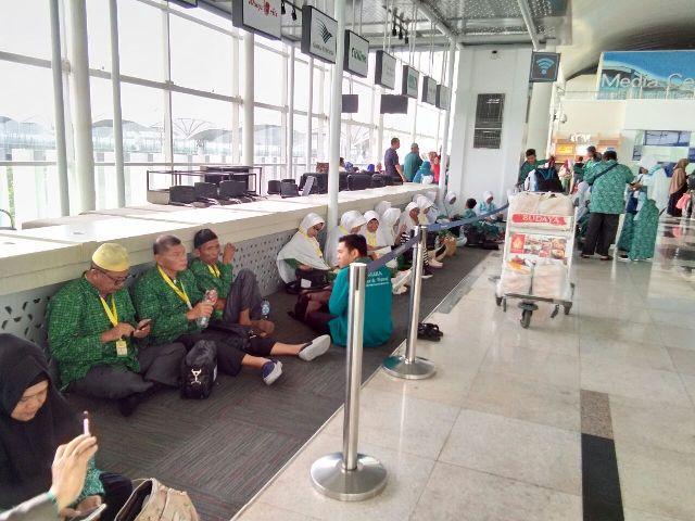 Ratusan Jemaah Umroh Tertunda Keberangkatannya di Bandara Kualanamu