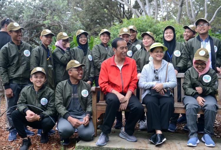 Presiden Jokowi Jalan Kaki Bersama Duta Toleransi Muda Indonesia