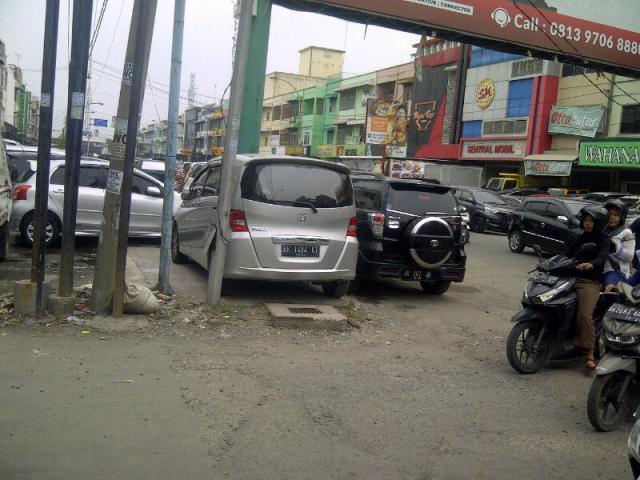 Kuasai Pedestrian Pejalan Kaki, Warga Minta Dishub Tindak Penjual Mobil Bekas di Jalan Nibung Raya Medan