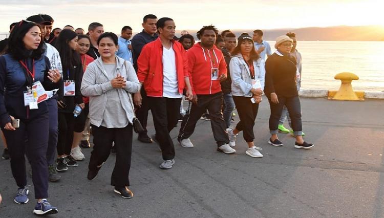 Awali Agenda di Selandia Baru, Presiden Jalan Kaki Bersama Pelajar dan Mahasiswa Indonesia