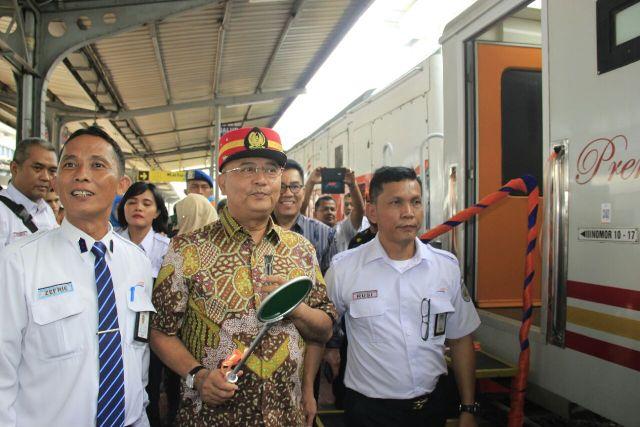 Saat Walikota Medan Jadi Petugas Pengatur Lalu Lintas Kereta Api