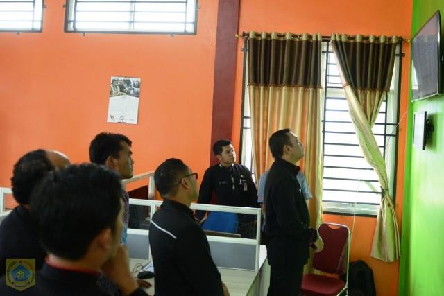 Pantau Kinerja Anggota, Bupati Pakpak Bharat Sidak Kantor Dinas Kesehatan dan Dinas Kominfo 