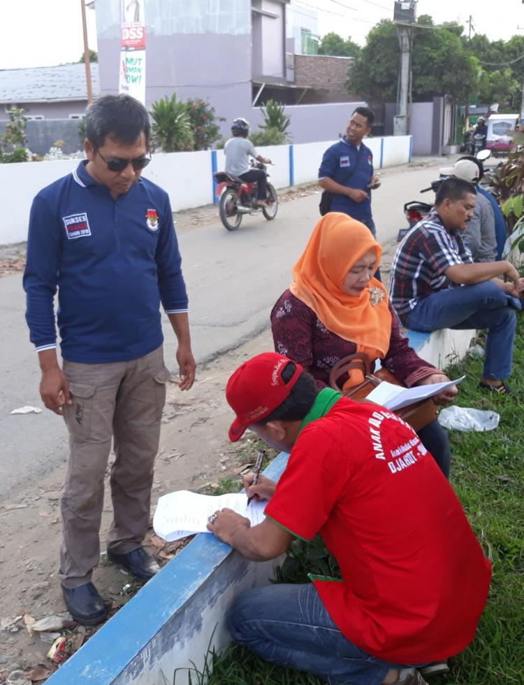 KPU Deli Serdang Serahkan APK Paslon Bupati dan Wakil Bupati