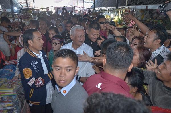 Kunjungi Pasar Balige, Ribuan Warga Tobasa Sambut Hangat Kedatangan Presiden Jokowi 