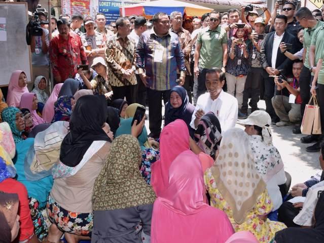 Ke Sibolga, Jokowi Beri Bantuan Warga Terdampak Bom Sibolga