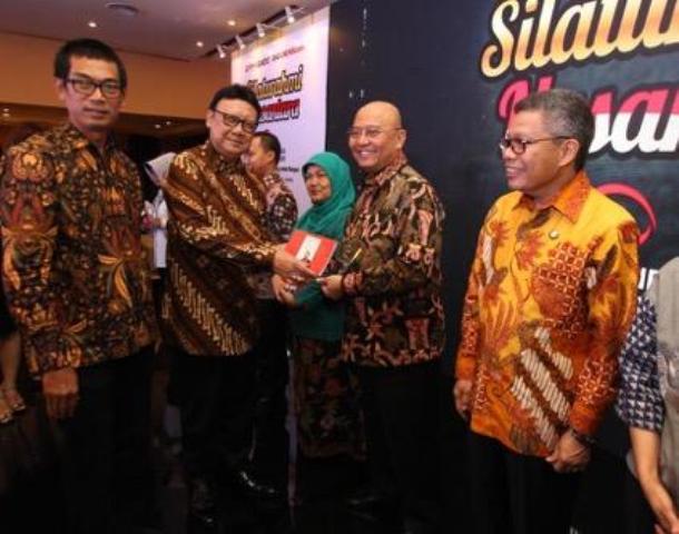 Walikota Medan Terima Penghargaan Indonesia Visioner Leader di Acara Silaturahmi Nusantara