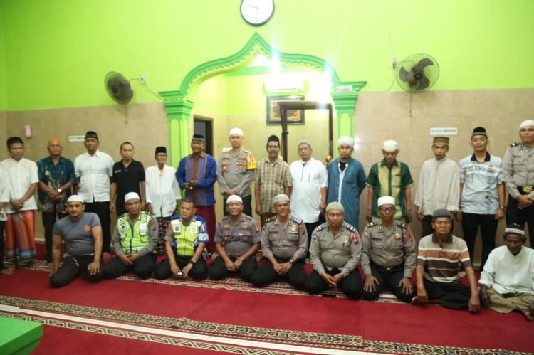 Kapolrestabes Medan Sholat Subuh Berjamaah di Masjid Syech Burhanuddin