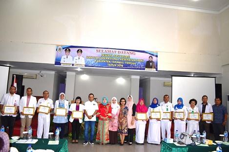 Bupati Tapteng Serahkan Sertifikat Akreditasi Puskesmas dari Kemenkes RI