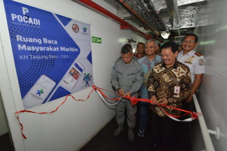 Kepala Bakamla Resmikan Pojok Baca Digital KN Tanjung Datu 1101