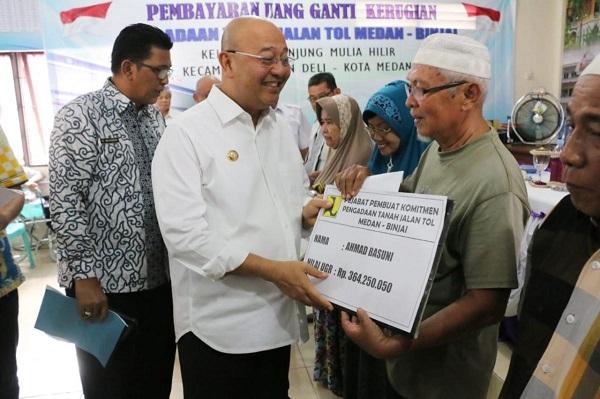 Wali Kota Medan Serahkan Pembayaran Ganti Kerugian Tanah Pembangunan Jalan Tol Medan-Binjai