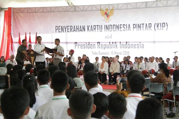 Presiden Jokowi Serahkan KIP di Balige, Gubernur Sumut Sampaikan SMKN 1 Balige Sudah Ikut Program Revitalisasi
