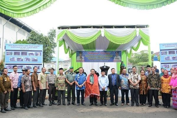Wabup Deli Serdang Menyerahkan Kunci Bedah Rumah Layak Huni ke Warga Lubuk Pakam