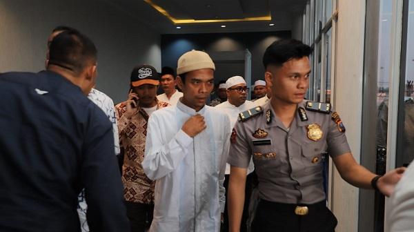 Ibunda Wafat, Kedatangan Ustad Abdul Somad Disambut Keluarga Besar dan Perwira Polisi di Bandara Kualanamu