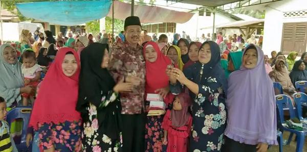 Ratusan Ibu-ibu di Sergai Sambut Kedatangan Erry Nuradi