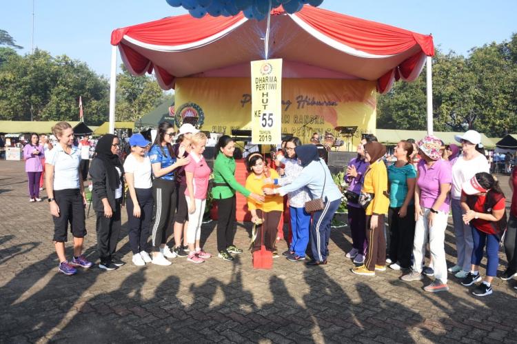 Ketum Dharma Pertiwi Tinjau Bazar dan Bakti Sosial Kesehatan