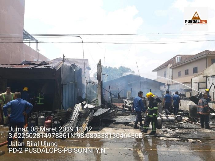 Kebakaran Hanguskan 6 Unit Rumah di Jalan Bilal Ujung Medan