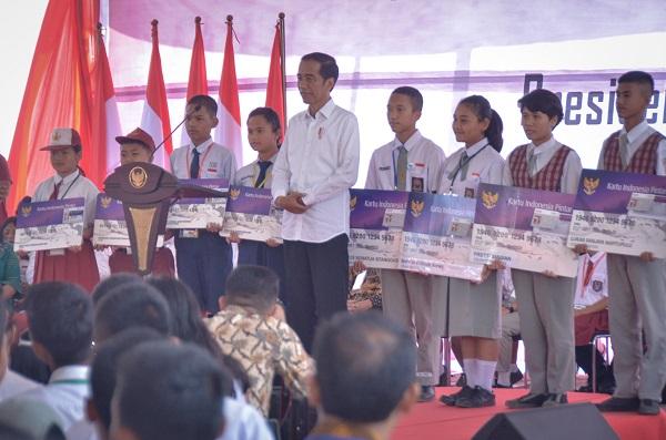 Di Toba Samosir, Presiden Jokowi: Terus Belajar, Jangan Lupa Ibadah, Dana KIP Jangan Dipakai Beli Pulsa 