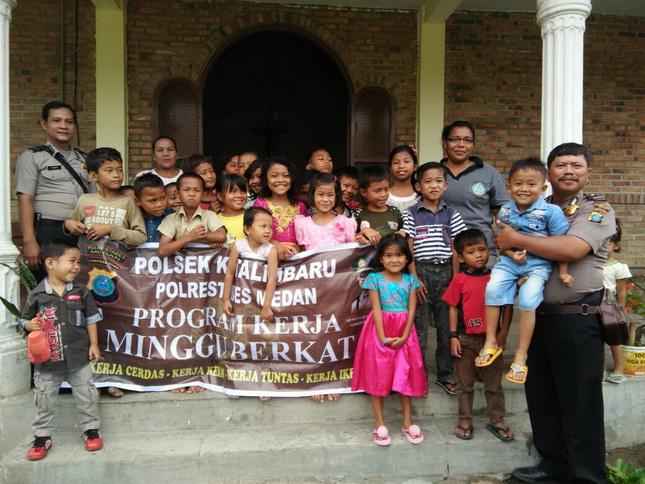 Minggu Berkat, Kapolsek Kampung Rakyat Berbagi kepada Pengidap Stroke
