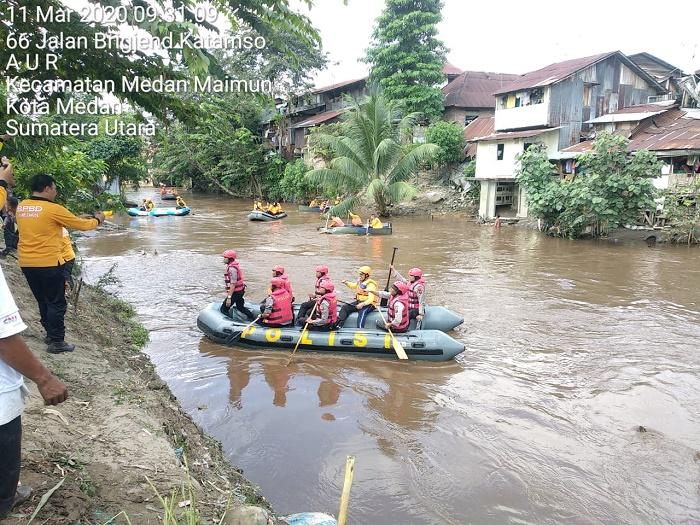 Preman Jalanan di Medan Bersihkan Bantaran Sungai Deli di Belakang Istana Maimun
