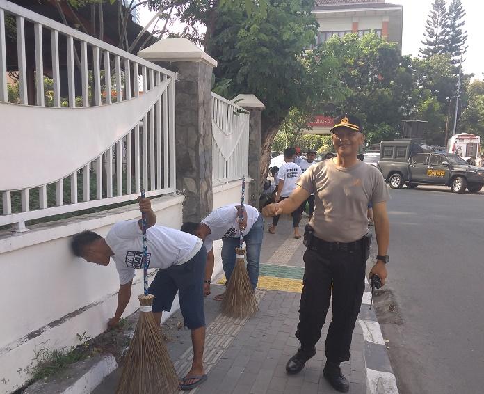 Puluhan Preman Yang Ditangkap Karena Pungli, Jalani Hukuman Bersihkan Jalanan Kota Medan