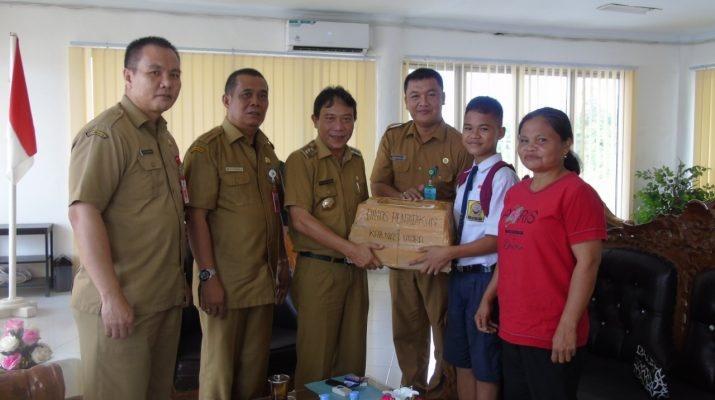 Albert Zega, Si Guru Cilik Ini dapat Dukungan dan Apresiasi dari Bupati Nias Utara