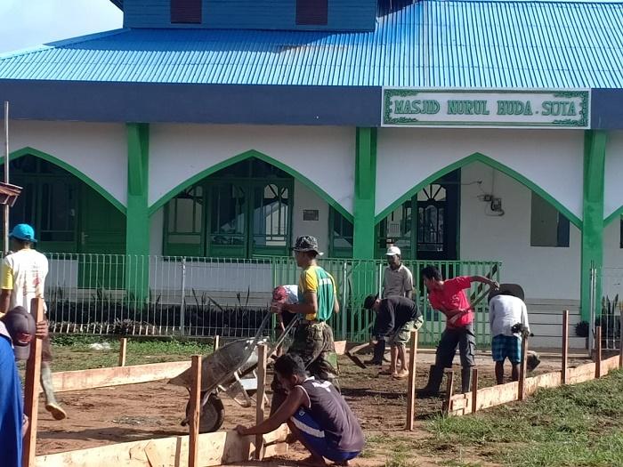 Manunggal dengan Rakyat Perbatasan RI-PNG, Yonif 411 Kostrad Lakukan Karya Bakti