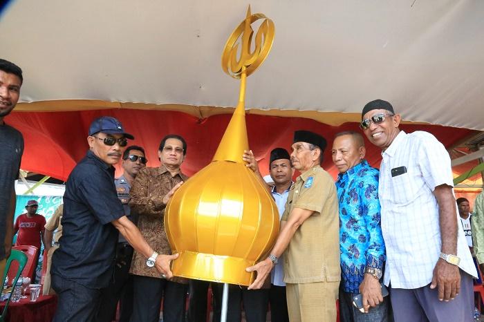 Achmad Hatari Beri Bantuan 5 Kubah Masjid Al Istiqomah di Desa Igabula, Halmahera Utara