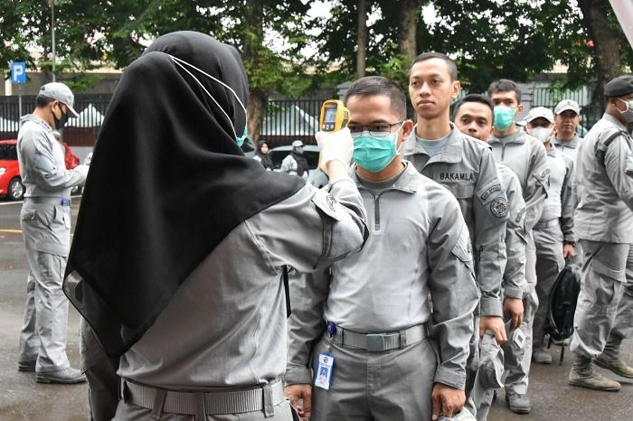 Cegah Covid-19, Bakamla RI Semprotkan Desinfektan ke Personel dan Kendaraan