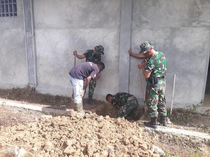 Satgas Yonif 754 Gotong Royong Bersama Warga Dirikan Gereja di Distrik Bonggo Papua
