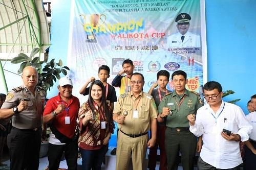 Plt Walikota Medan Buka Perlombaan Renang Antar Pelajar Perebutkan Piala Walikota