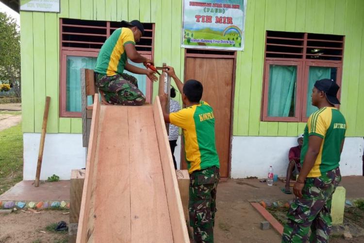 Prajurit Pamtas Yonif 411 Bangun Taman Bermain Untuk Anak-Anak Kampung Toray Papua