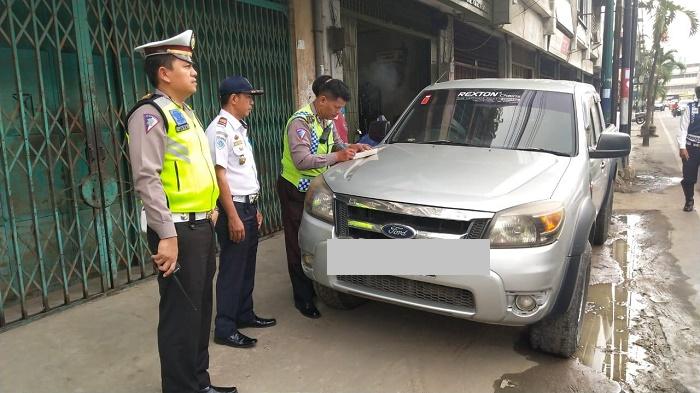 Razia Parkir Liar, Belasan Mobil Digembosi Satlantas Polrestabes Medan