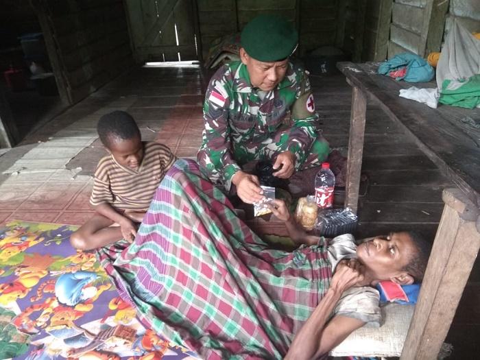 Prajurit Pamtas Yonif 411 Kostrad Rawat Warga Sakit di Kampung Rawa Biru